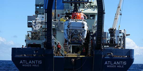 Submarino de investigación Alvin a bordo del R/V Atlantis. Foto: Ken Kostel, ©Woods Hole Oceanographic Institution