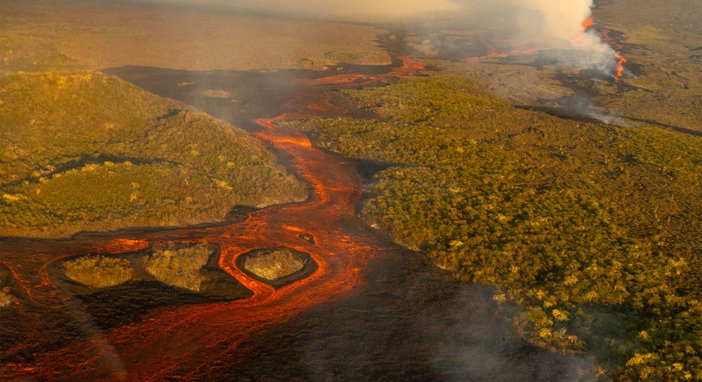 Toma aérea de la erupción. Foto: Wilson Cabrera, DPNG.