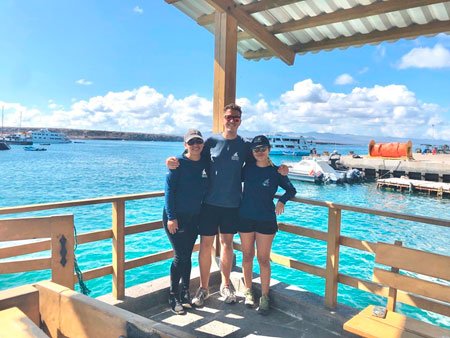 Una parte del equipo de investogación del Programa de Especies Invasoras Marinas en Puerto Seymour, Isla Baltra. De izquierda a derecha: Rosita Calderón, William Bensted-Smith y Patricia Isabela Tapia. Foto por: Archivo FCD.